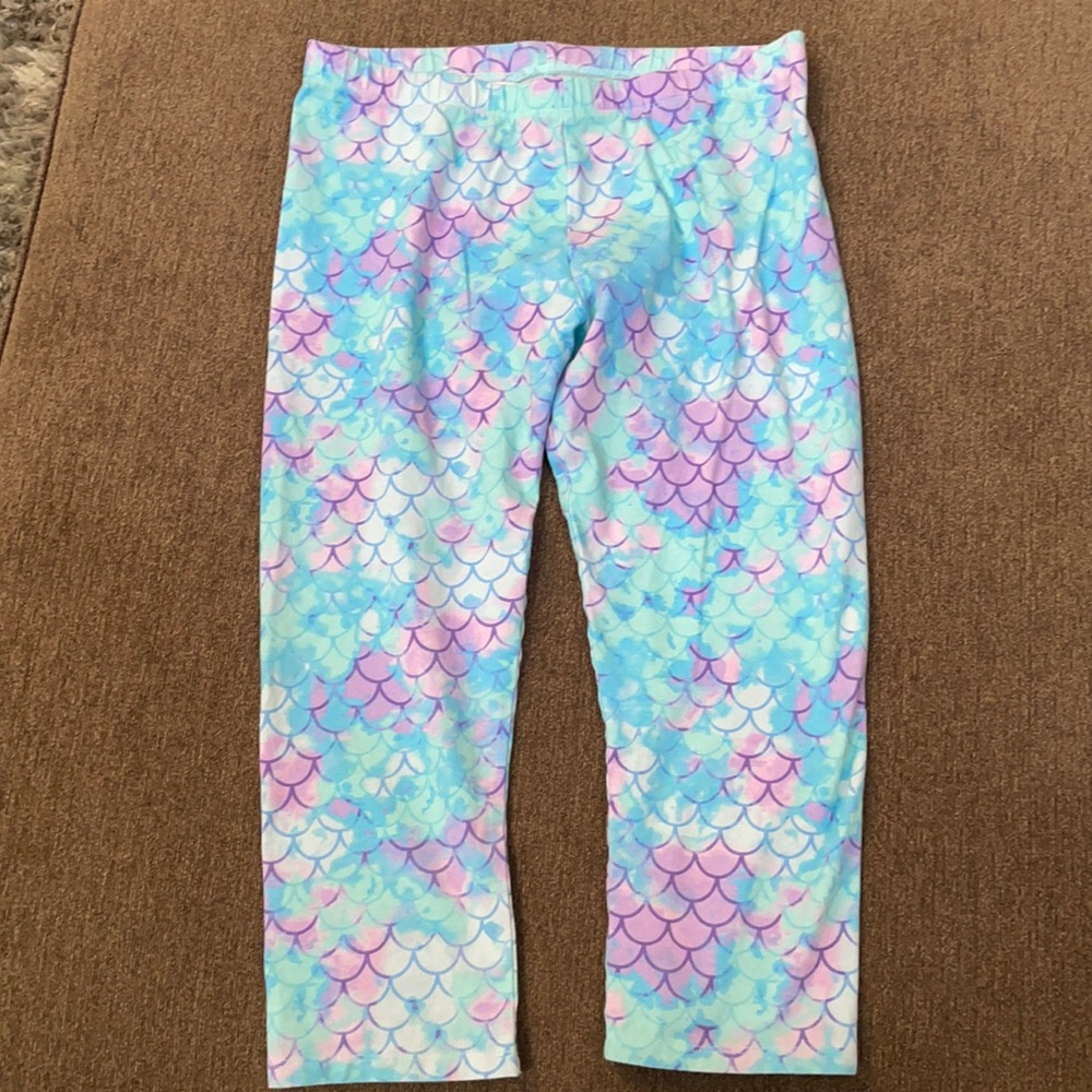 🌻3/$15 girls 18/20 Capri leggings with pastel mermaid 🧜🏻‍♀️ pattern.